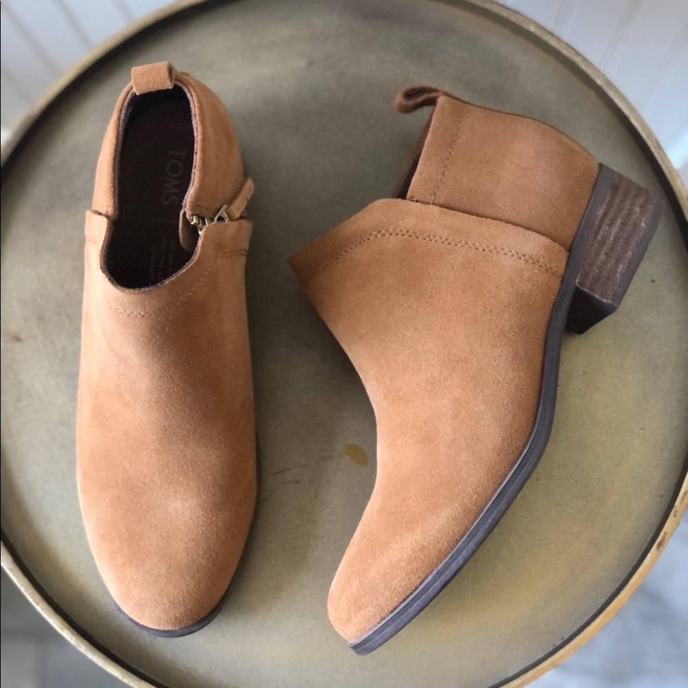 TOMS DEIA SUEDE BOOTIE. COLOR: CAMEL. 6.5. EUC